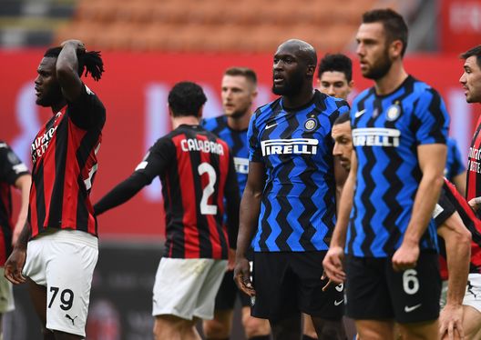 I giocatori di Milan e Inter durante il derby I giocatori di Milan e Inter durante il derby