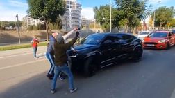 VIDEO/ Tifosi salgono sul cofano della sua auto: Umtiti diventa una furia