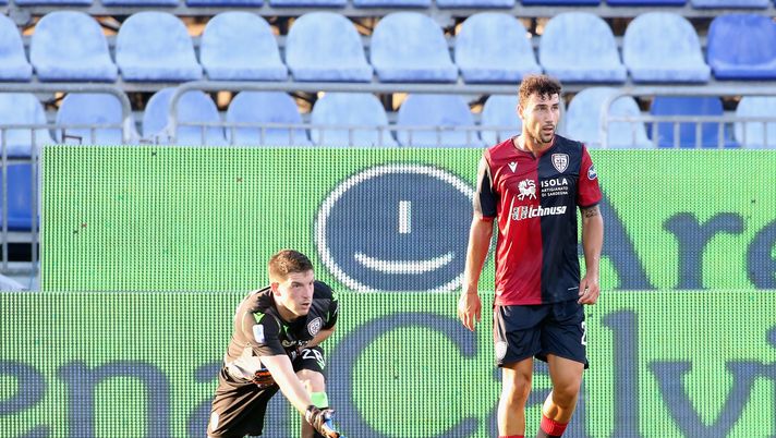 CAGLIARI, ITALY - JULY 05: Alessio Cragno and Artur Ionita of Cagliari in action during the Serie A match between Cagliari Calcio and Atalanta BC at Sardegna Arena on July 5, 2020 in Cagliari, Italy. (Photo by Enrico Locci/Getty Images) CAGLIARI, ITALY - JULY 05: Alessio Cragno and Artur Ionita of Cagliari in action during the Serie A match between Cagliari Calcio and Atalanta BC at Sardegna Arena on July 5, 2020 in Cagliari, Italy. (Photo by Enrico Locci/Getty Images)