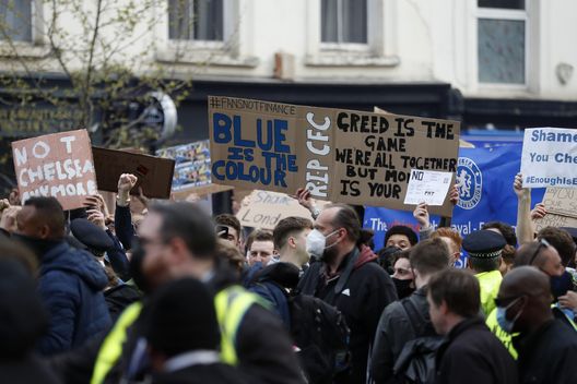 LONDON, ENGLAND - APRIL 20: Chelsea fans protest against the newly proposed European Super League prior to during the Premier League match between Chelsea and Brighton & Hove Albion at Stamford Bridge on April 20, 2021 in London, England. Sporting stadiums around the UK remain under strict restrictions due to the Coronavirus Pandemic as Government social distancing laws prohibit fans inside venues resulting in games being played behind closed doors. (Photo by Frank Augstein - Pool/Getty Images) LONDON, ENGLAND - APRIL 20: Chelsea fans protest against the newly proposed European Super League prior to during the Premier League match between Chelsea and Brighton & Hove Albion at Stamford Bridge on April 20, 2021 in London, England. Sporting stadiums around the UK remain under strict restrictions due to the Coronavirus Pandemic as Government social distancing laws prohibit fans inside venues resulting in games being played behind closed doors. (Photo by Frank Augstein - Pool/Getty Images)