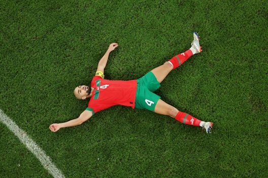 DOHA, QATAR - DECEMBER 10: Sofyan Amrabat of Morocco celebrates after the 1-0 win during the FIFA World Cup Qatar 2022 quarter final match between Morocco and Portugal at Al Thumama Stadium on December 10, 2022 in Doha, Qatar. (Photo by Lars Baron/Getty Images) Difesa viola, la prima certezza di Italiano: con Amrabat si sogna il muro- immagine 2