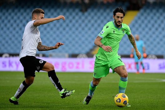 CESENA, ITALY - DECEMBER 05: Luis Alberto of SS Lazio compete for the ball with Matteo Ricci of Spezia Calcio during the Serie A match between Spezia Calcio and SS Lazio at Stadio Alberto Picco on December 05, 2020 in La Spezia, Italy. (Photo by Marco Rosi - SS Lazio/Getty Images) CESENA, ITALY - DECEMBER 05: Luis Alberto of SS Lazio compete for the ball with Matteo Ricci of Spezia Calcio during the Serie A match between Spezia Calcio and SS Lazio at Stadio Alberto Picco on December 05, 2020 in La Spezia, Italy. (Photo by Marco Rosi - SS Lazio/Getty Images)