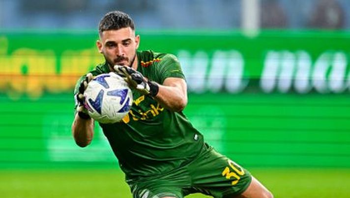 GENOA, ITALY - NOVEMBER 12: Wladimiro Falcone of Lecce is seen in action during the Serie A match between UC Sampdoria and US Lecce at Stadio Luigi Ferraris on November 12, 2022 in Genoa, Italy. (Photo by Simone Arveda/Getty Images) FALCONE GIALLOROSSO