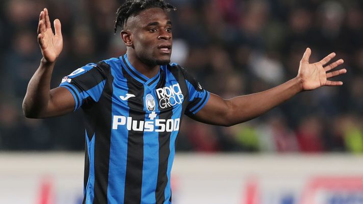 BERGAMO, ITALY - MARCH 17: Duvan Zapata of Atalanta BC reacts during the Serie A match between Atalanta BC and Empoli FC at Gewiss Stadium on March 17, 2023 in Bergamo, Italy. (Photo by Emilio Andreoli/Getty Images) BREAKING – Stagione finita anche per Duvan Zapata: ecco l’esito degli esami - immagine 1