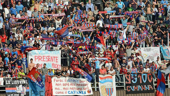 PALERMO, ITALY - APRIL 28:  Fans of Catania show their support during the Serie A match between US Citta di Palermo and Catania Calcio at Stadio Renzo Barbera on April 28, 2012 in Palermo, Italy.  (Photo by Tullio M. Puglia/Getty Images) 