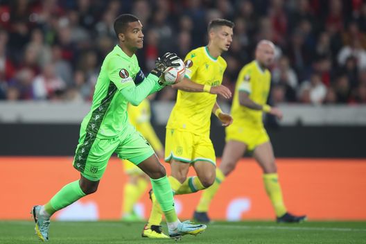 FREIBURG IM BREISGAU, GERMANY - OCTOBER 06: Alban Lafont of FC Nantes in action during the UEFA Europa League group G match between Sport-Club Freiburg and FC Nantes at Stadion am Wolfswinkel on October 06, 2022 in Freiburg im Breisgau, Germany. (Photo by Christian Kaspar-Bartke/Getty Images) La strepitosa crescita di Lafont: ecco quanto vale adesso l’ex viola- immagine 2