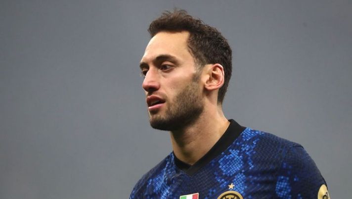 MILAN, ITALY - FEBRUARY 05: Hakan Calhanoglu of FC Internazionale looks on during the Serie A match between FC Internazionale and AC Milan at Stadio Giuseppe Meazza on February 05, 2022 in Milan, Italy. (Photo by Marco Luzzani/Getty Images) Calhanoglu: “Voglio restare all’Inter, sto dando il massimo. Rigori? Non ho un segreto ma…” - immagine 1