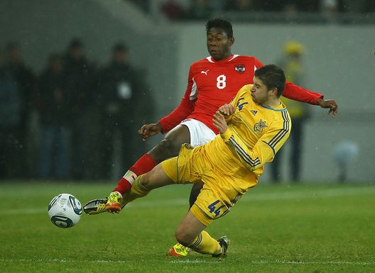 L'VIV, UKRAINE - NOVEMBER 15: Yaroslav Rakytskiy of Ukraine tackles David Alaba of Austria during the International Friendly match between Ukraine and Austria at the Lviv Arena on November 15, 2011 in L'viv, Ukraine. (Photo by Richard Heathcote/Getty Images) Yaroslav Rakytskiy dietro front: rescisso il contratto con lo Zenit - immagine 1