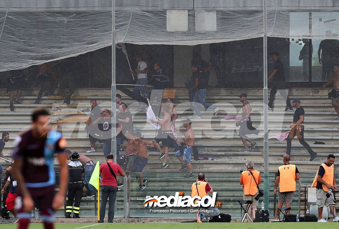  SALERNO, ITALY - AUGUST 25:  A brawl in the US Citta di Palermo's stand during the Serie B match between US Salernitana and US Citta di Palermo on August 25, 2018 in Salerno, Italy.  (Photo by Francesco Pecoraro/Getty Images) 