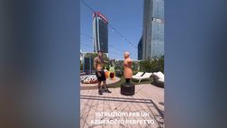VIDEO / Fedez, il tutorial per l’abbraccio perfetto è esilarante