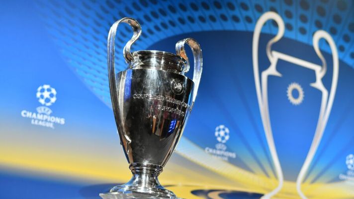 This photograph taken on April 13, 2018, shows the UEFA Champions League football cup ahead of the draw for the semi-finals round of the UEFA Champions League football tournament at the UEFA headquarters in Nyon.  / AFP PHOTO / Fabrice COFFRINI        (Photo credit should read FABRICE COFFRINI/AFP via Getty Images)  Champions League, date e orari dei quarti: quando si gioca Milan-Napoli e Benfica-Inter - immagine 1