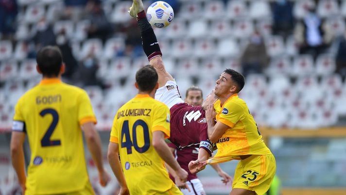 TURIN, ITALY - OCTOBER 18:  Andrea Belotti (L) of Torino FC is challenged by Gabriele Zappa of Cagliari Calcio during the Serie A match between Torino FC and Cagliari Calcio at Stadio Olimpico di Torino on October 18, 2020 in Turin, Italy.  (Photo by Valerio Pennicino/Getty Images) 