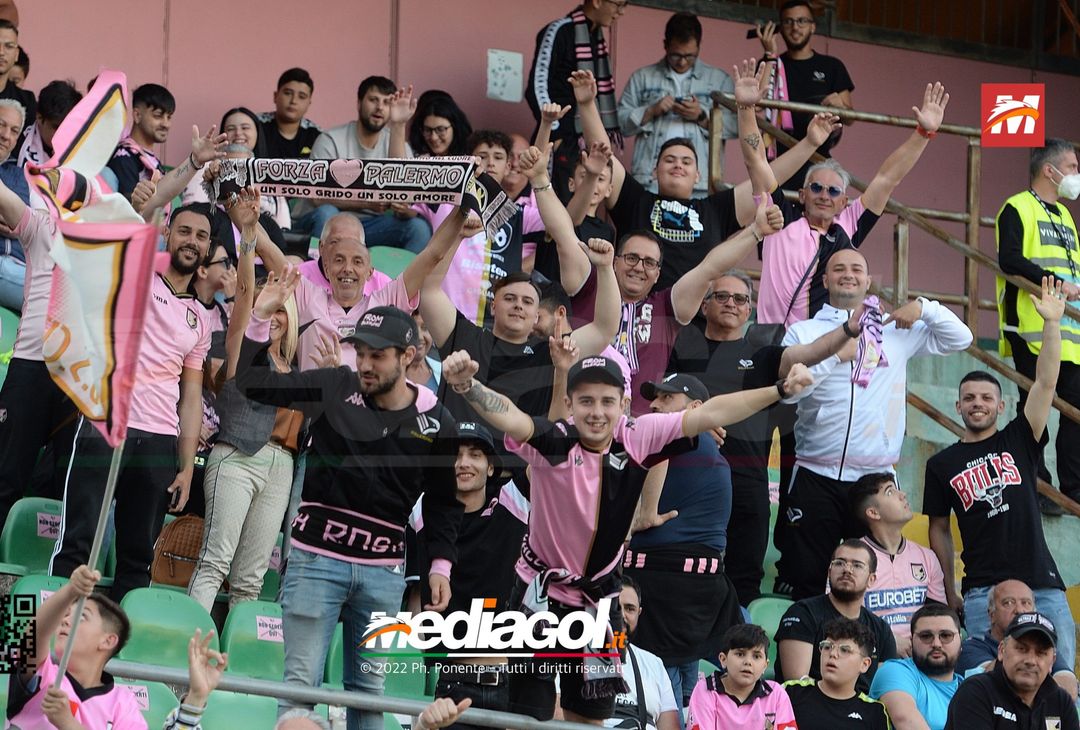 Fototifo, i tifosi allo stadio per Palermo-Virtus Entella 2-2 (gallery) - immagine 38