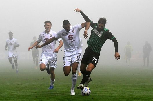 REGGIO NELL'EMILIA, ITALY - OCTOBER 23: Bremer of Torino FC competes for the ball with Manuel Locatelli of US Sassuolo during the Serie A match between US Sassuolo and Torino FC at Mapei Stadium - Città del Tricolore on October 23, 2020 in Reggio nell'Emilia, Italy. (Photo by Alessandro Sabattini/Getty Images) REGGIO NELL'EMILIA, ITALY - OCTOBER 23: Bremer of Torino FC competes for the ball with Manuel Locatelli of US Sassuolo during the Serie A match between US Sassuolo and Torino FC at Mapei Stadium - Città del Tricolore on October 23, 2020 in Reggio nell'Emilia, Italy. (Photo by Alessandro Sabattini/Getty Images)