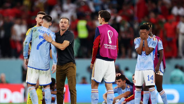 AL RAYYAN, QATAR - DECEMBER 06: Luis Enrique and Alvaro Morata of Spain look dejected after their sides' elimination from the tournament during the FIFA World Cup Qatar 2022 Round of 16 match between Morocco and Spain at Education City Stadium on December 06, 2022 in Al Rayyan, Qatar. (Photo by Julian Finney/Getty Images) Spagna, eliminazione che non sorprende: solo tre vittorie ai mondiali dopo il 2010 - immagine 1