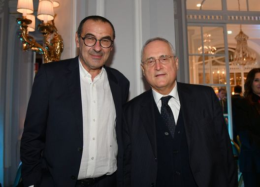 ROME, ITALY - DECEMBER 14: SS Lazio head coach Maruzio Sarri and SS Lazio President Claudio Lotito poses during the SS Lazio xmas dinner at the Grand hotel in Rome on December 14, 2021 in Rome, Italy. (Photo by Marco Rosi - SS Lazio/Getty Images) Occhi viola in Spagna: seguito il terzino sinistro del Celta Vigo- immagine 2