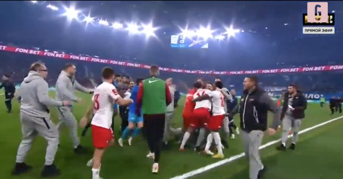 Zenit Spartak, rissa in campo tra 70 persone | VIDEO