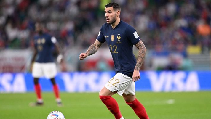 France's defender #22 Theo Hernandez controls the ball during the Qatar 2022 World Cup round of 16 football match between France and Poland at the Al-Thumama Stadium in Doha on December 4, 2022. (Photo by Kirill KUDRYAVTSEV / AFP) (Photo by KIRILL KUDRYAVTSEV/AFP via Getty Images) Gazzetta boccia Theo Hernandez: “Sciagurato, in tensione e fortunato. Voto 5, il peggiore” - immagine 1