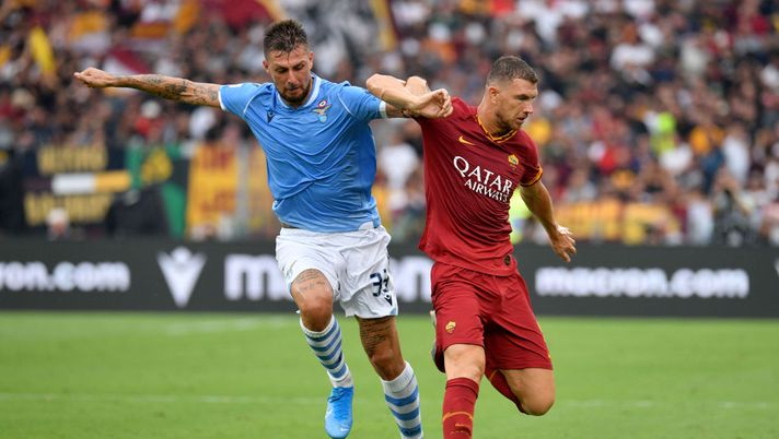 ROME, ITALY - SEPTEMBER 01: Francesco Acerbi of SS Lazio competes for the ball with Edin Dzeko of AS Roma during the Serie A match between SS Lazio and AS Roma at Stadio Olimpico on September 1, 2019 in Rome, Italy. (Photo by Marco Rosi/Getty Images) ROME, ITALY - SEPTEMBER 01: Francesco Acerbi of SS Lazio competes for the ball with Edin Dzeko of AS Roma during the Serie A match between SS Lazio and AS Roma at Stadio Olimpico on September 1, 2019 in Rome, Italy. (Photo by Marco Rosi/Getty Images)