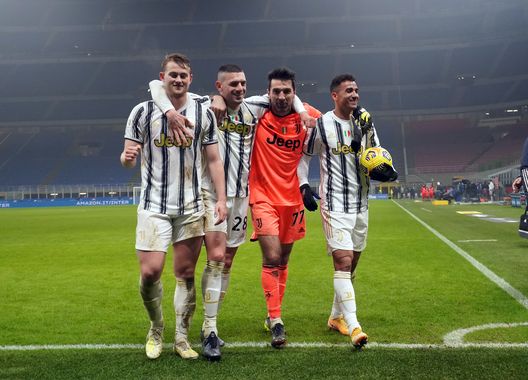 Gigi Buffon abbracciato a Danilo, Matthijs De Ligt e Merih Demiral al termine della sfida vittoriosa contro l'Inter Gigi Buffon abbracciato a Danilo, Matthijs De Ligt e Merih Demiral al termine della sfida vittoriosa contro l'Inter