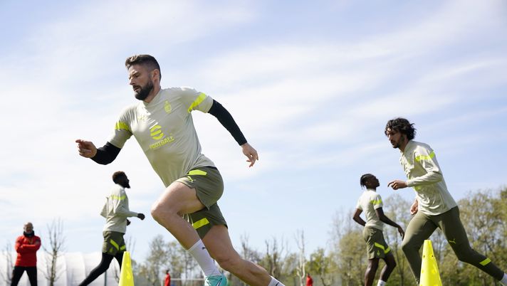 Milan, la rifinitura in vista del Napoli: Giroud in gruppo, un calciatore a parte - immagine 1