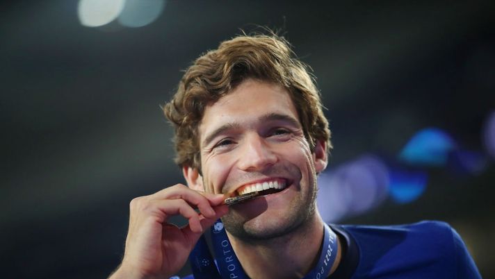 PORTO, PORTUGAL - MAY 29: Marcos Alonso of Chelsea bites the winners medal following their side's victory in the UEFA Champions League Final between Manchester City and Chelsea FC at Estadio do Dragao on May 29, 2021 in Porto, Portugal. (Photo by Carl Recine - Pool/Getty Images) 