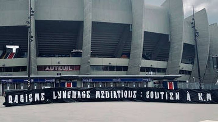 Ultras PSG, il linciaggio a Mbappé è razzista: sosteniamolo! Ultras PSG, il linciaggio a Mbappé è razzista: sosteniamolo!