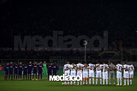 FLORENCE, ITALY - DECEMBER 04: Players of Fiorentina and Palermo observe one minute of silence in memory of the victims of Chapecoense soccer team during the Serie A match between ACF Fiorentina and US Citta di Palermo at Stadio Artemio Franchi on December 4, 2016 in Florence, Italy.  (Photo by Tullio M. Puglia/Getty Images) 