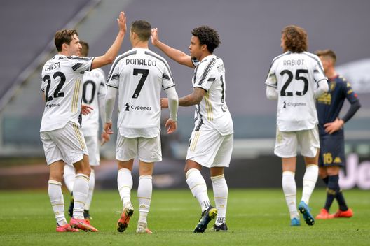 La Juventus festeggia il gol contro il Genoa La Juventus festeggia il gol contro il Genoa