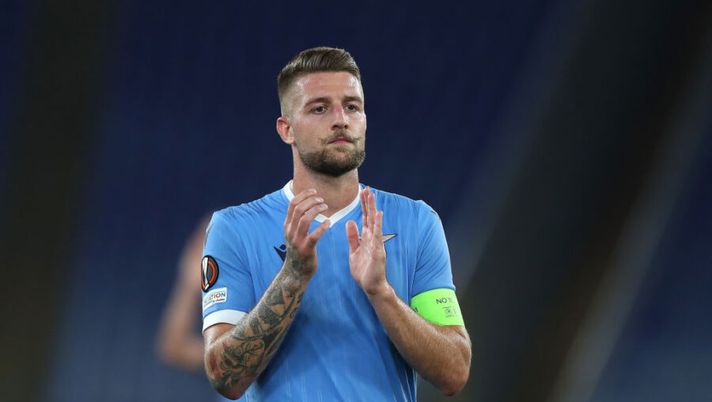 ROME, ITALY - SEPTEMBER 30: Sergej Milinkovic-Savic of SS Lazio applauds the fans after the UEFA Europa League group E match between SS Lazio and Lokomotiv Moskva at Olimpico Stadium on September 30, 2021 in Rome, Italy. (Photo by Paolo Bruno/Getty Images) PREVIEW SOS – I nostri consigli per ogni partita: chi schierare, chi è da evitare e le sorprese - immagine 1