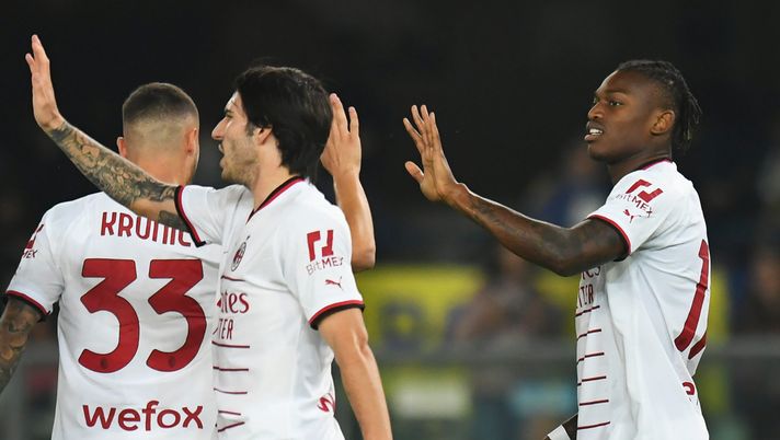 VERONA, ITALY - OCTOBER 16: Rafael Leao of AC Milan celebrates with teammate Rade Krunic after their side's first goal, an own goal scored by Miguel Veloso (not pictured) of Hellas Verona during the Serie A match between Hellas Verona and AC MIlan at Stadio Marcantonio Bentegodi on October 16, 2022 in Verona, Italy. (Photo by Alessandro Sabattini/Getty Images) Milan, due assenti contro la Fiorentina. Pioli non potrà contare su… - immagine 1
