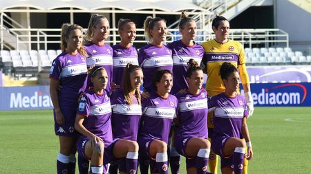FLORENCE, ITALY - SEPTEMBER 05: ACF Fiorentina team line up during the Women Serie A match between ACF Fiorentina and Juventus at Artemio Franchi on September 05, 2021 in Florence, Italy. (Photo by Alessandro Sabattini/Getty Images) FLORENCE, ITALY - SEPTEMBER 05: ACF Fiorentina team line up during the Women Serie A match between ACF Fiorentina and Juventus at Artemio Franchi on September 05, 2021 in Florence, Italy. (Photo by Alessandro Sabattini/Getty Images)
