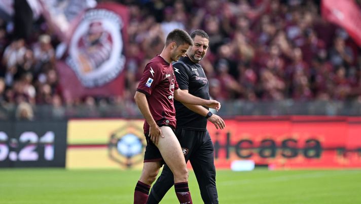 SALERNO, ITALY - OCTOBER 09: Giulio Maggiore of Salernitana injured during the Serie A match between Salernitana and Hellas Verona at Stadio Arechi on October 09, 2022 in Salerno, Italy. (Photo by Francesco Pecoraro/Getty Images) Salernitana, parla De Sanctis: “Maggiore in prestito? Vedremo. Gli riconosco alibi, sul mercato…” - immagine 1