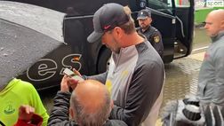 VIDEO/ Klopp, non c’è pioggia che tenga: autografi sotto l’acqua