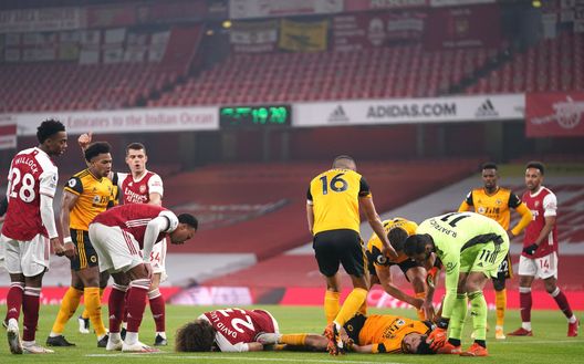 LONDON, ENGLAND - NOVEMBER 29: David Luiz of Arsenal and Raul Jimenez of Wolverhampton Wanderers lie injured after a collision during the Premier League match between Arsenal and Wolverhampton Wanderers at Emirates Stadium on November 29, 2020 in London, England. Sporting stadiums around the UK remain under strict restrictions due to the Coronavirus Pandemic as Government social distancing laws prohibit fans inside venues resulting in games being played behind closed doors. (Photo by John Walton - Pool/Getty Images) LONDON, ENGLAND - NOVEMBER 29: David Luiz of Arsenal and Raul Jimenez of Wolverhampton Wanderers lie injured after a collision during the Premier League match between Arsenal and Wolverhampton Wanderers at Emirates Stadium on November 29, 2020 in London, England. Sporting stadiums around the UK remain under strict restrictions due to the Coronavirus Pandemic as Government social distancing laws prohibit fans inside venues resulting in games being played behind closed doors. (Photo by John Walton - Pool/Getty Images)