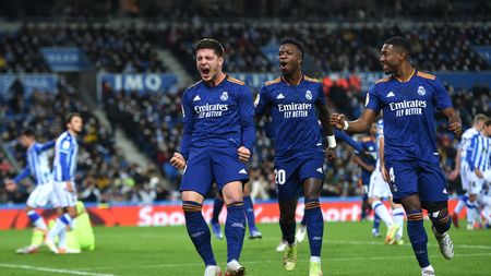 SAN SEBASTIAN, SPAIN - DECEMBER 04: Luka Jovic of Real Madrid celebrates with teammates Vinicius Junior and David Alaba after scoring their side's second goal during the La Liga Santander match between Real Sociedad and Real Madrid CF at Reale Arena on December 04, 2021 in San Sebastian, Spain. (Photo by Juan Manuel Serrano Arce/Getty Images) Luka Jovic in gol