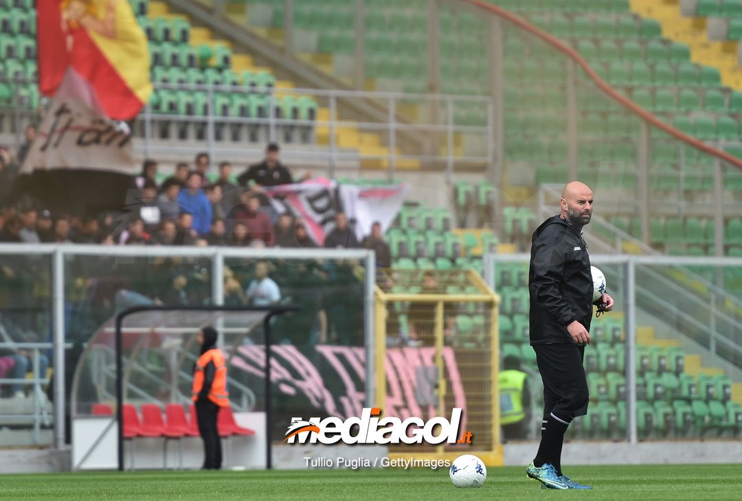  PALERMO, ITALY - MARCH 28: Head coach Roberto Stellone of Palermo leads a training session at Stadio Renzo Barbera on March 28, 2019 in Palermo, Italy. (Photo by Tullio M. Puglia/Getty Images) 