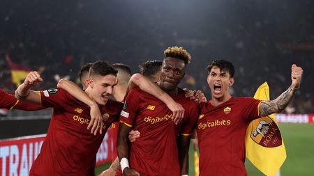 ROME, ITALY - MAY 05: Tammy Abraham of AS Roma celebrates with team mate Borja Mayoral after scoring their sides first goal during the UEFA Conference League Semi Final Leg Two match between AS Roma and Leicester City at Stadio Olimpico on May 05, 2022 in Rome, Italy. (Photo by Julian Finney/Getty Images)