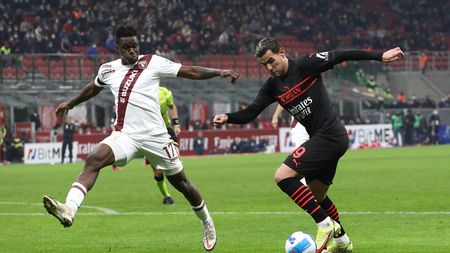 MILAN, ITALY - OCTOBER 26: Theo Hernandez of AC Milan is challenged by Wilfried Singo of Torino FC during the Serie A match between AC Milan and Torino FC at Stadio Giuseppe Meazza on October 26, 2021 in Milan, Italy. (Photo by Marco Luzzani/Getty Images) MILAN, ITALY - OCTOBER 26: Theo Hernandez of AC Milan is challenged by Wilfried Singo of Torino FC during the Serie A match between AC Milan and Torino FC at Stadio Giuseppe Meazza on October 26, 2021 in Milan, Italy. (Photo by Marco Luzzani/Getty Images)