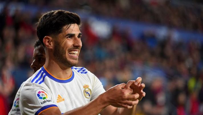 Real Madrid's Spanish midfielder Marco Asensio celebrates after scoring his team's second goal during the Spanish League football match between CA Osasuna and Real Madrid CF at El Sadar stadium in Pamplona on April 20, 2022. (Photo by ANDER GILLENEA / AFP) (Photo by ANDER GILLENEA/AFP via Getty Images) Gazzetta: “Asensio, un regalo a Maldini! De Ketelaere, Traoré e in lista Ziyech…” - immagine 1