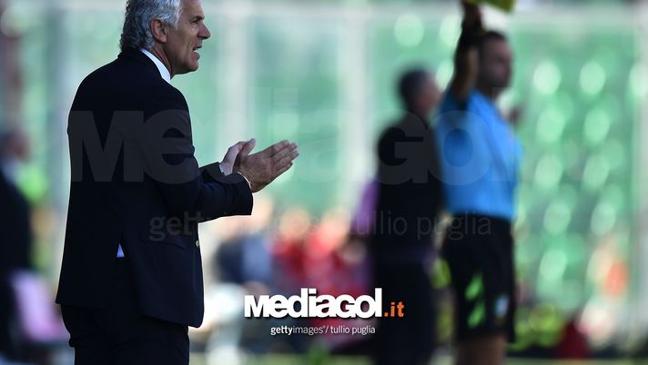 PALERMO, ITALY - APRIL 15: Head coach Roberto Donadoni of Bologna issues instructions during the Serie A match between US Citta di Palermo and Bologna FC at Stadio Renzo Barbera on April 15, 2017 in Palermo, Italy. (Photo by Tullio M. Puglia/Getty Images) PALERMO, ITALY - APRIL 15: Head coach Roberto Donadoni of Bologna issues instructions during the Serie A match between US Citta di Palermo and Bologna FC at Stadio Renzo Barbera on April 15, 2017 in Palermo, Italy. (Photo by Tullio M. Puglia/Getty Images)