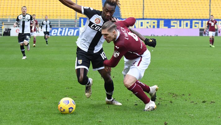 PARMA, ITALY - JANUARY 03: Yann Karamoh of Parma battles for possession with Lyanco of Torino during the Serie A match between Parma Calcio and Torino FC at Stadio Ennio Tardini on January 03, 2021 in Parma, Italy. Sporting stadiums around Italy remain under strict restrictions due to the Coronavirus Pandemic as Government social distancing laws prohibit fans inside venues resulting in games being played behind closed doors. (Photo by Alessandro Sabattini/Getty Images) PARMA, ITALY - JANUARY 03: Yann Karamoh of Parma battles for possession with Lyanco of Torino during the Serie A match between Parma Calcio and Torino FC at Stadio Ennio Tardini on January 03, 2021 in Parma, Italy. Sporting stadiums around Italy remain under strict restrictions due to the Coronavirus Pandemic as Government social distancing laws prohibit fans inside venues resulting in games being played behind closed doors. (Photo by Alessandro Sabattini/Getty Images)