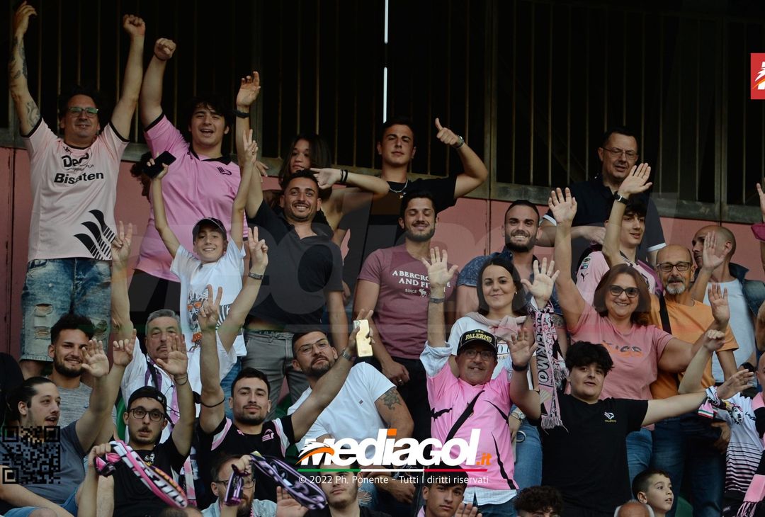 Fototifo, i tifosi allo stadio per Palermo-Feralpisaló 1-0 (gallery) - immagine 2