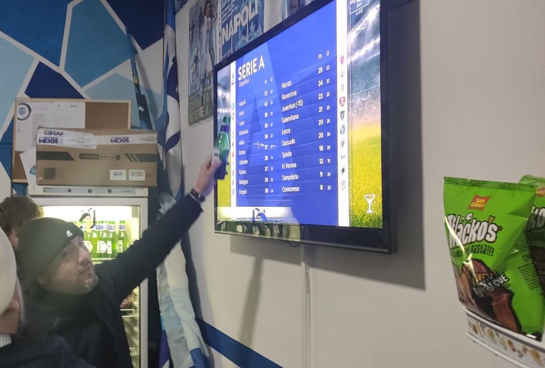 FOTO UANM, i tifosi al Maradona e dalle sedi per Napoli-Roma: striscioni e sorrisi - immagine 13