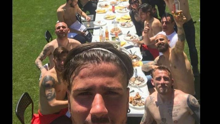 Foto, Foggia: i rossoneri festeggiano la promozione in B con pranzo allo stadio e ‘Papu Dance’ Foto, Foggia: i rossoneri festeggiano la promozione in B con pranzo allo stadio e ‘Papu Dance’