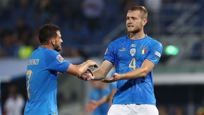 BOLOGNA, ITALY - JUNE 04: Alessandro Florenzi of Italy greets teammate Tommaso Pobega at the end of the UEFA Nations League League A Group 3 match between Italy and Germany at Renato Dall'Ara Stadium on June 04, 2022 in Bologna, Italy. (Photo by Marco Luzzani/Getty Images)
