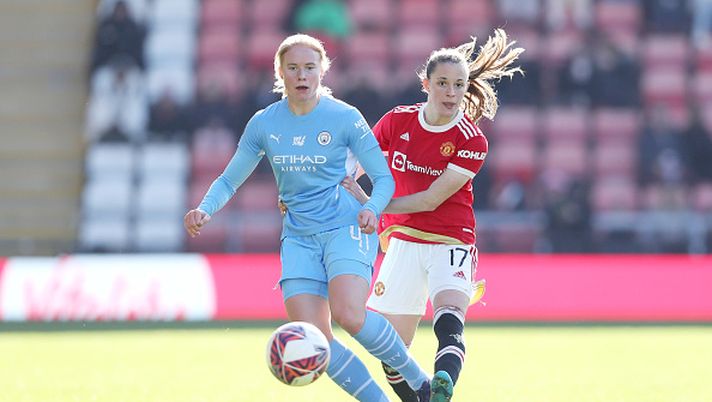 LEIGH, ENGLAND - FEBRUARY 27: Julie Blakstad of Manchester City is challenged by Ona Batlle of Manchester United during the Vitality Women's FA Cup Fifth Round match between Manchester United and Manchester City at Leigh Sports Village on February 27, 2022 in Leigh, England. (Photo by Charlotte Tattersall/Getty Images) Il derby di Manchester femminile si giocherà all’Etihad: davanti a migliaia di tifosi… - immagine 1