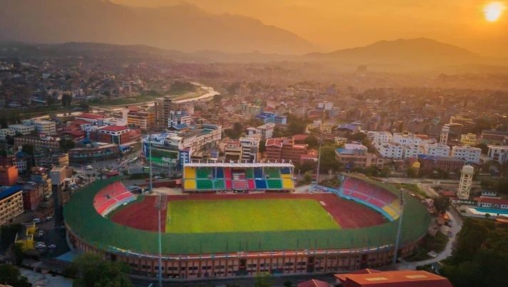 Dal campo di calcio si vede l’Annapurna: ristrutturato lo stadio nazionale del Nepal 