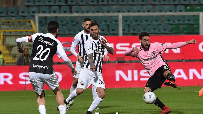 PALERMO, ITALY - FEBRUARY 27: Andrea Rispoli of Palermo scores his team's third goal during the Serie B match between US Citta di Palermo and Ascoli Picchio on February 27, 2018 in Palermo, Italy. (Photo by Tullio M. Puglia/Getty Images) PALERMO, ITALY - FEBRUARY 27: Andrea Rispoli of Palermo scores his team's third goal during the Serie B match between US Citta di Palermo and Ascoli Picchio on February 27, 2018 in Palermo, Italy. (Photo by Tullio M. Puglia/Getty Images)