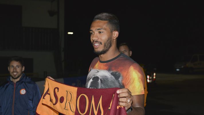 TRENTO, ITALY - JULY 13: Juan Jesus poses for photographers at AS Roma hotel on July 13, 2016 in Pinzolo near Trento, Italy. (Photo by Luciano Rossi/AS Roma via Getty Images) TRENTO, ITALY - JULY 13: Juan Jesus poses for photographers at AS Roma hotel on July 13, 2016 in Pinzolo near Trento, Italy. (Photo by Luciano Rossi/AS Roma via Getty Images)